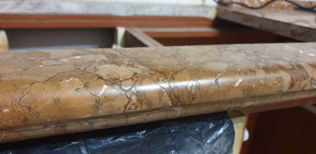 stoleshnitsa bordure 13 1024x498 - Портфолио: Реставрация кухонной столешницы из мрамора