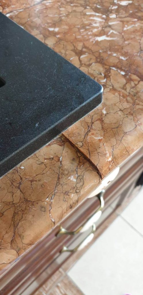 stoleshnitsa bordure 3 498x1024 - Портфолио: Реставрация кухонной столешницы из мрамора
