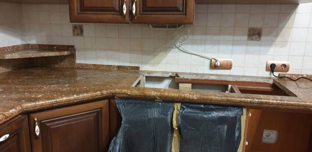 stoleshnitsa bordure 14 1024x498 - Портфоліо: Реставрація кухонної стільниці з мармуру